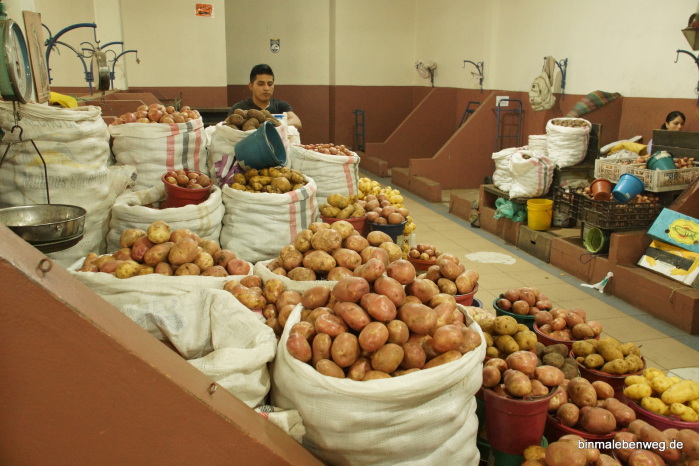 Cuenca (Ecuador): Kartoffeln in der Markthalle