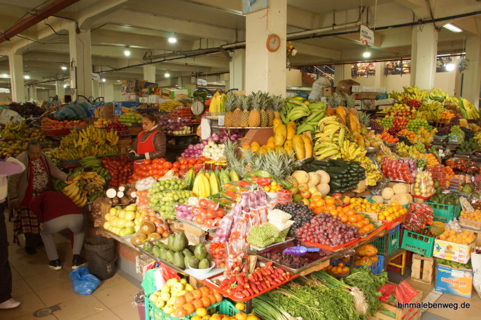 Cuenca (Ecuador): Berge von unbekanntem Obst in den Markthallen