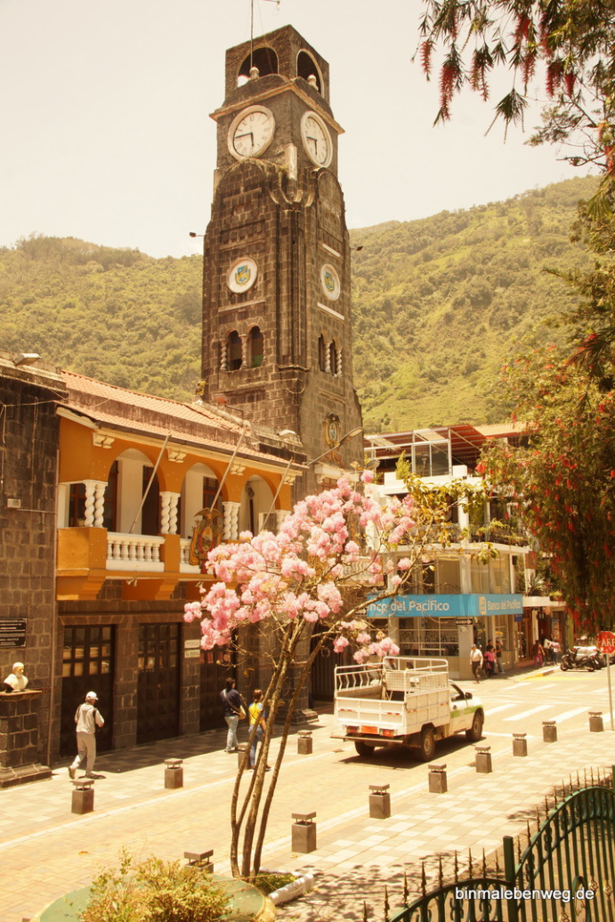 Blick vom Palomino Flores auf den Palacio Municipal de Baños