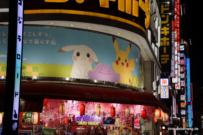 In Tokyo ist es nachts oft heller als am Tag - das Foto zeight eine Einkaufsmeile mit endloser Neonwerbung. Im Vordergrund süße Häschen.