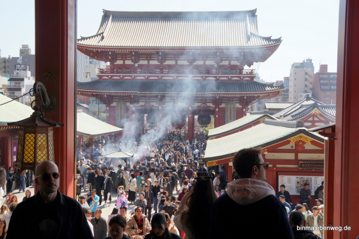 Zu sehen ist der Asakusa-Schrein mit endlos vielen Menschen und viel Rauch.