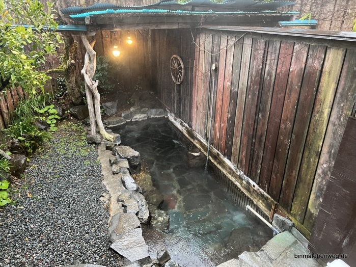 Blick auf einen wildromantischen privaten Onsen.